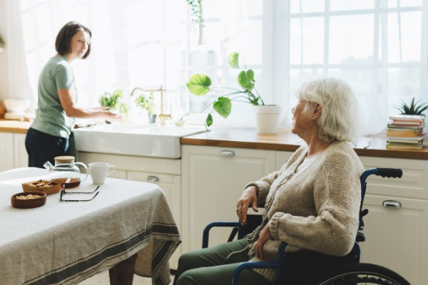 Aide à domicile : l’âge d’accès à l’avantage social est réhaussé