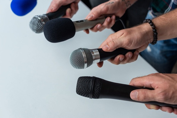Facturation électronique : une tolérance pour les intermédiaires de presse ?